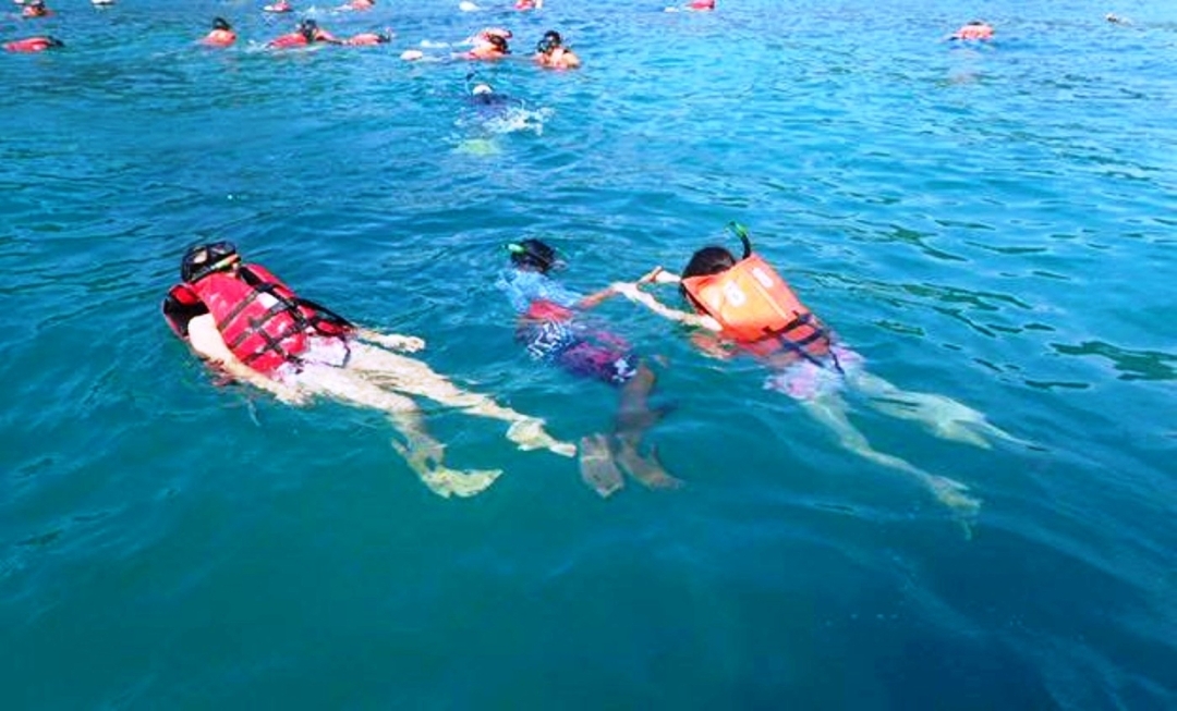 Pattaya-Koh Larn: Speed boat +Parasailing +Snorkeling +lunch 2