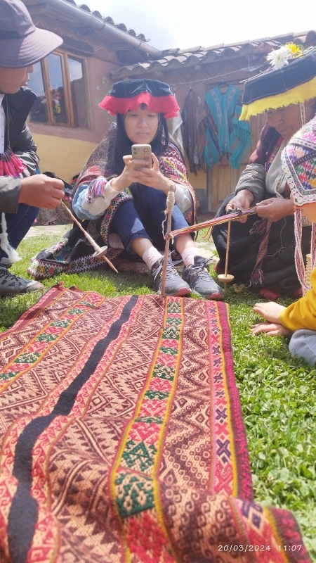 De la fibra al tejido: experiencia textil andina en comunidad Amaru 1