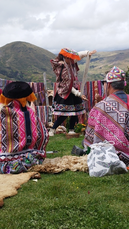De la fibra al tejido: experiencia textil andina en comunidad Amaru 5