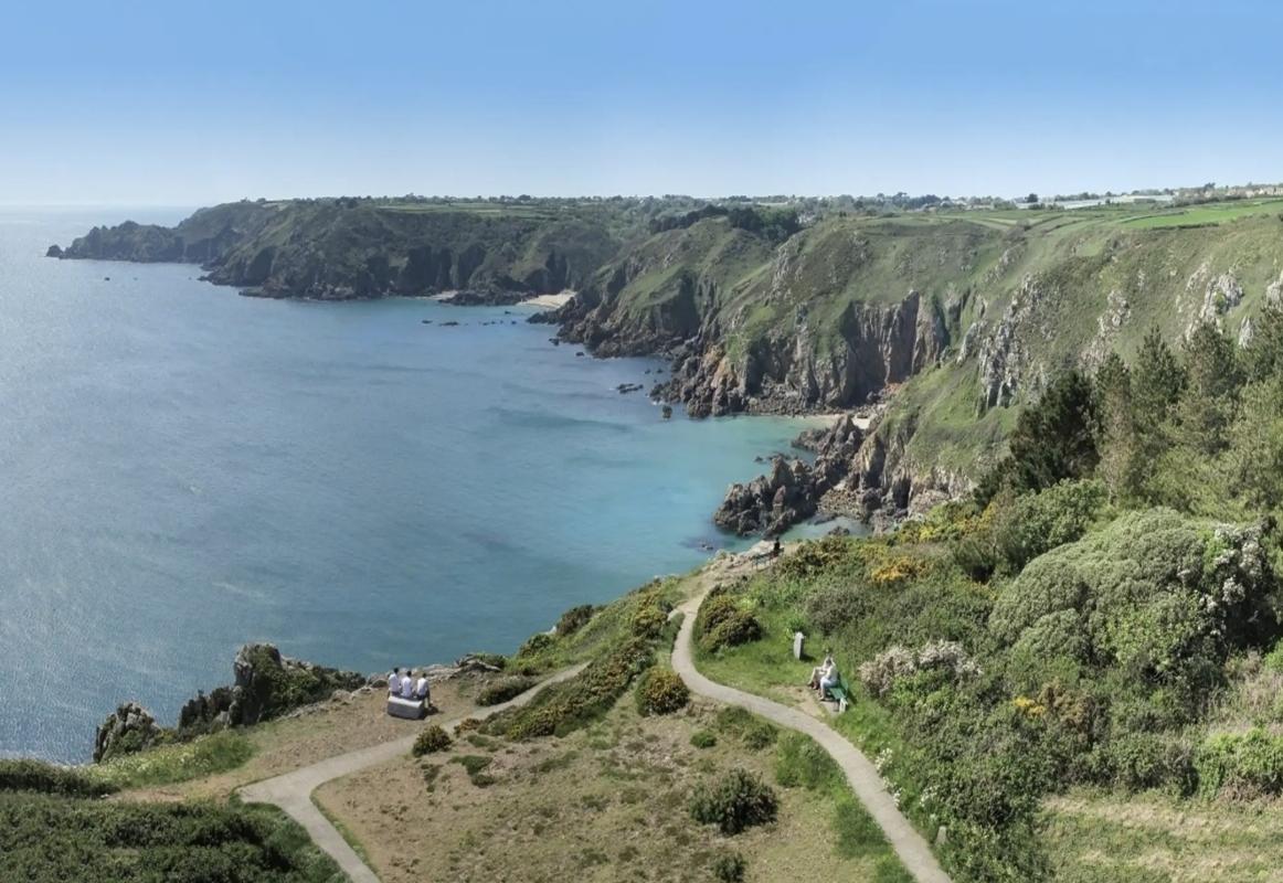Guernsey: Half-Day Small-Group Coastal Highlights Tour
