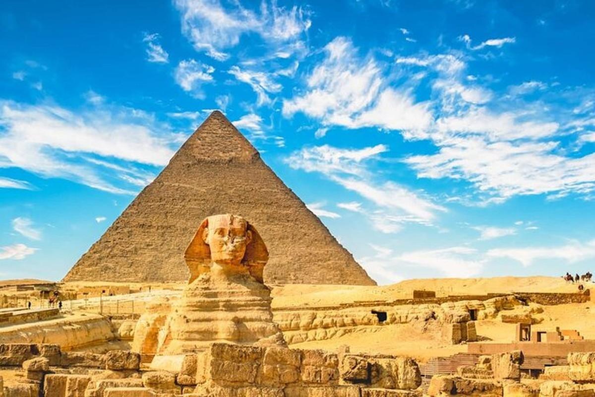 Full-Day Hurghada to Cairo Overland Tour: Museum, Pyramids & Bazaar
