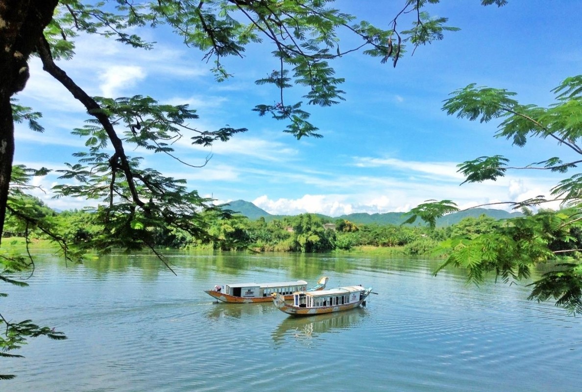 BOAT TRIP AND FOLK SONG-ROMANTIC PERFUME RIVER 1