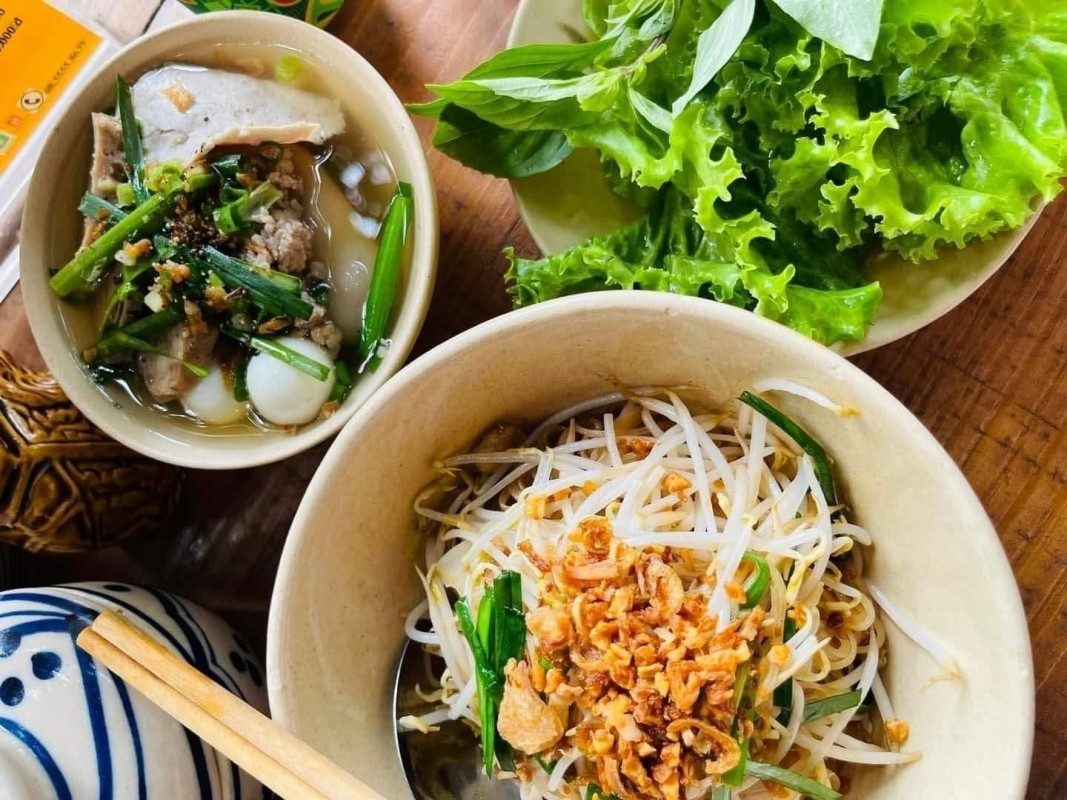 Saigon Night Food Tour – Vietnamese Street Food, Noodles & BBQ Experience 1