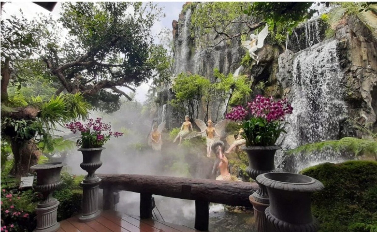 Chiang Mai-Chiang Rai: White -Blue -Red Temple-Lalita Cafe 1