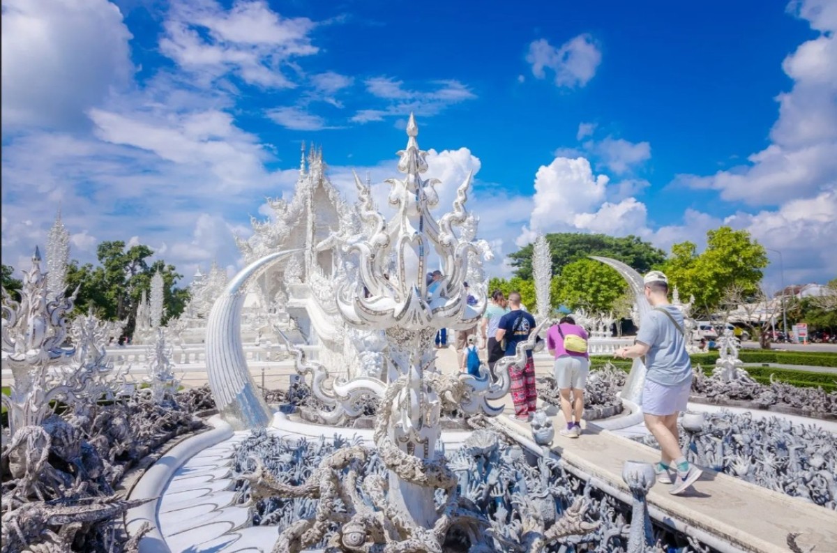 Chiang Mai-Chiang Rai: One Day White Temple + Bann Dam Museum+Blue Temple 1