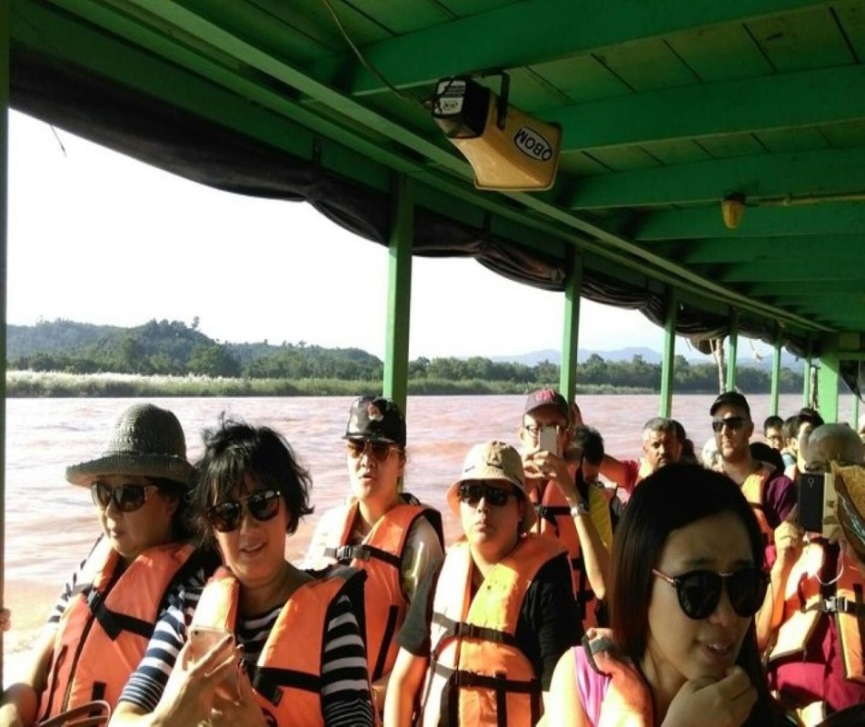 Chiang Mai-Chiang Rai: White & BlueTemple-Bann Dam Museum-Golden Triangle -Boat Trip 1