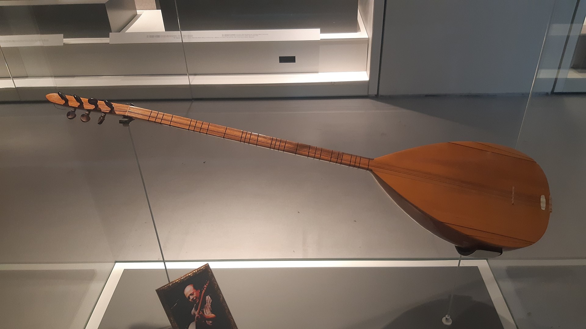 Aşık_Veysel'in_sazı