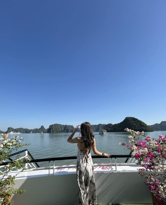 Halong Bay Luxury Cruise Tour Full Day Kayaking and Titop Island Experience 4