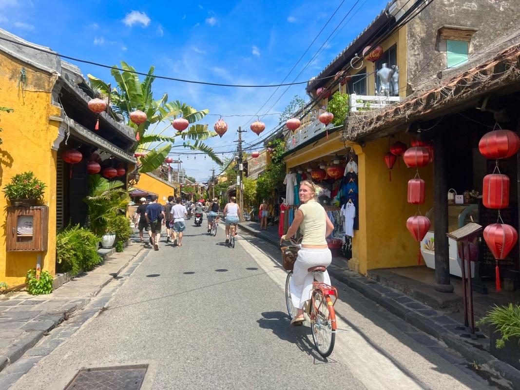 Experience North-to-South Vietnam Highlights in 9 Days Experience North-to-South Vietnam Highlights in 9 Days