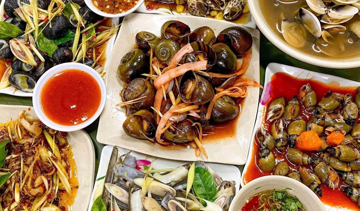 Saigon street food tour by motorbike Saigon street food tour by motorbike