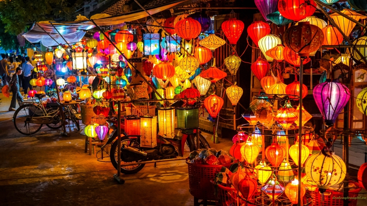 Hoi An Town Tour with Basket Boat & Lantern Release from Da Nang