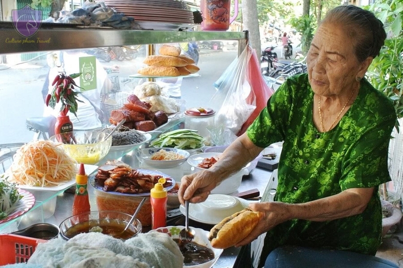 Hoi An Walking Food Tour – Explore 8 Local Dishes in Just One Evening By Sanna Tour 3