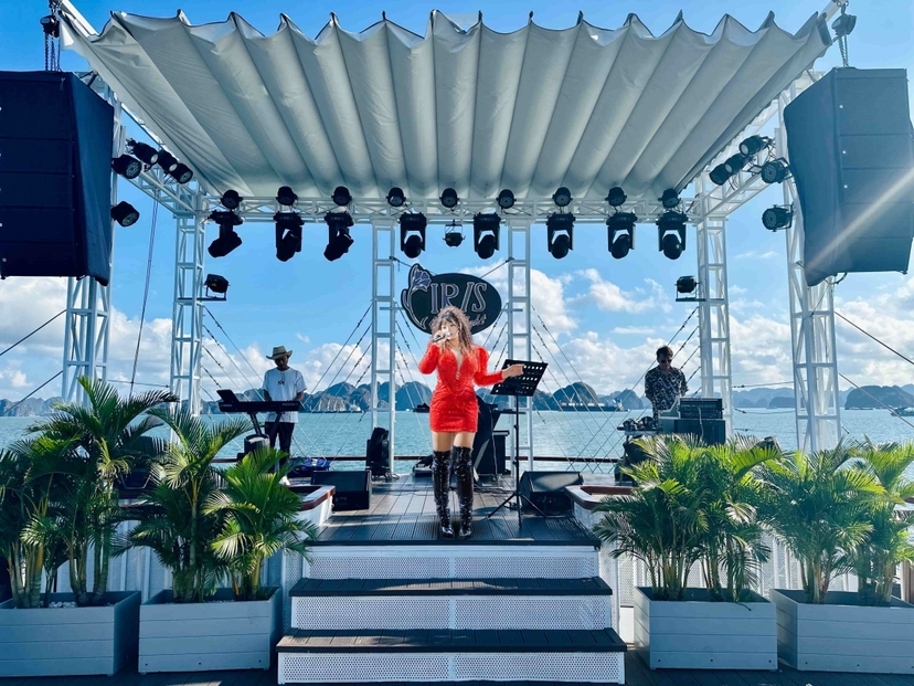 Iris Cruise – 1-Day Halong Bay Luxury Experience with Cave, Island & Live Music By Sanna Tour 4