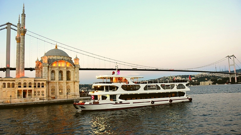 Istanbul Bosphorus Dinner Cruise & Turkish Night Show 4