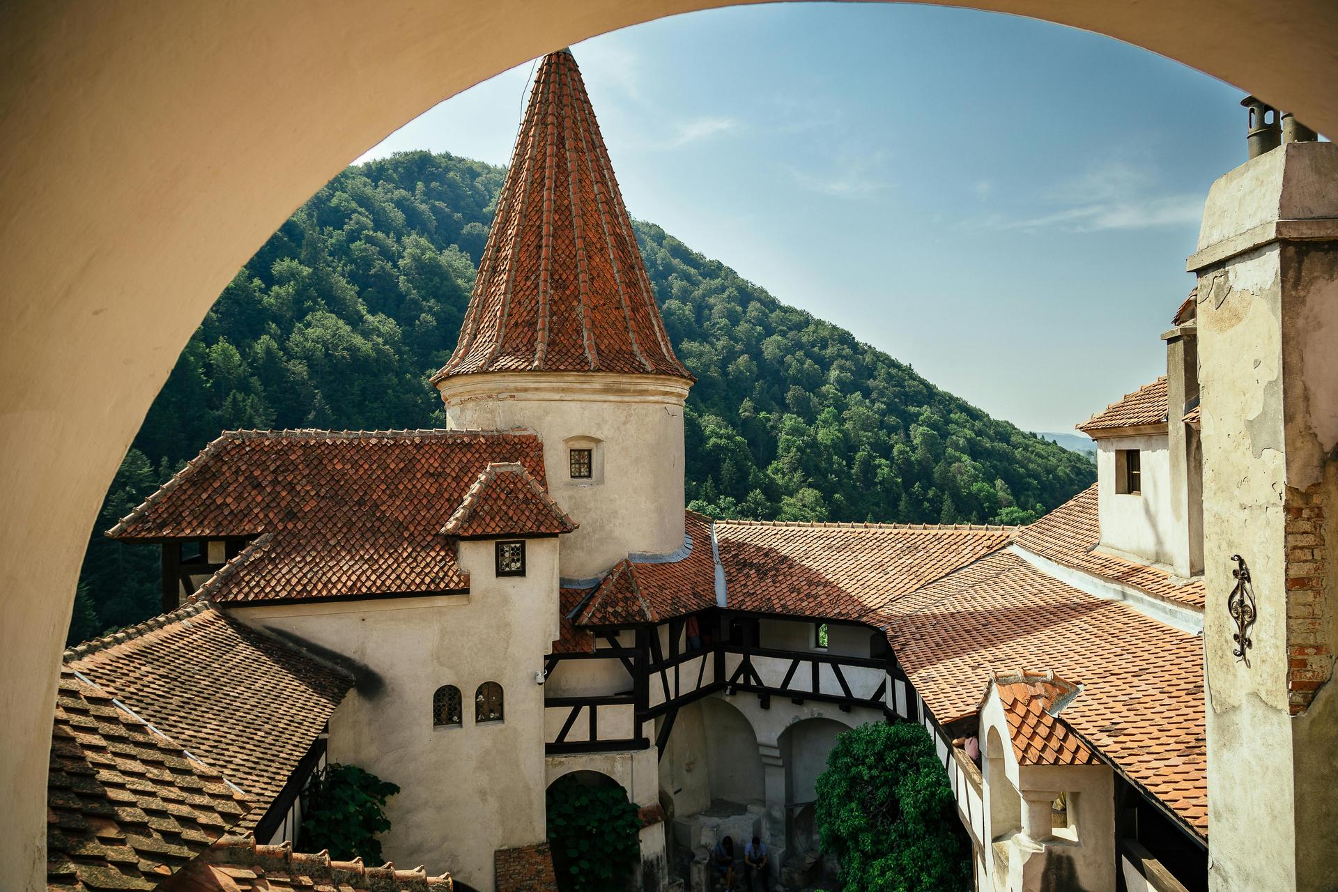 The most frequently asked questions about Romania: Visa, Fee, Dracula, and else…