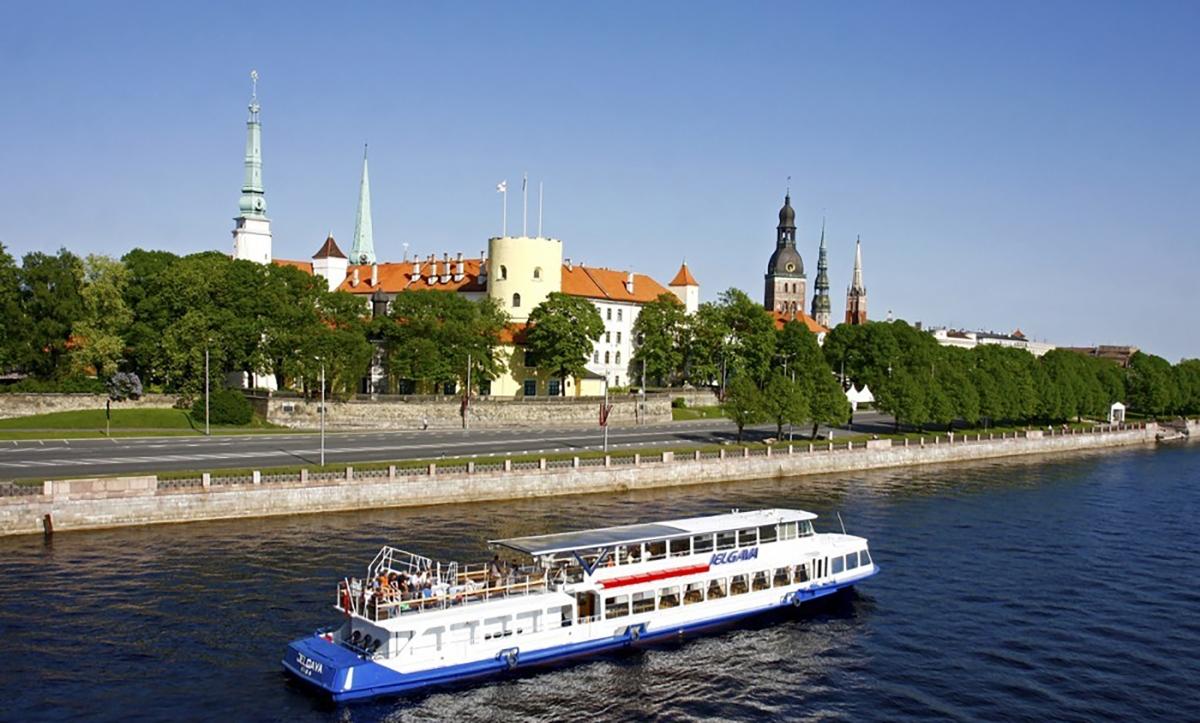 1h Riga River Tour by boat with bar and WiFi 1h Riga River Tour by boat with bar and WiFi