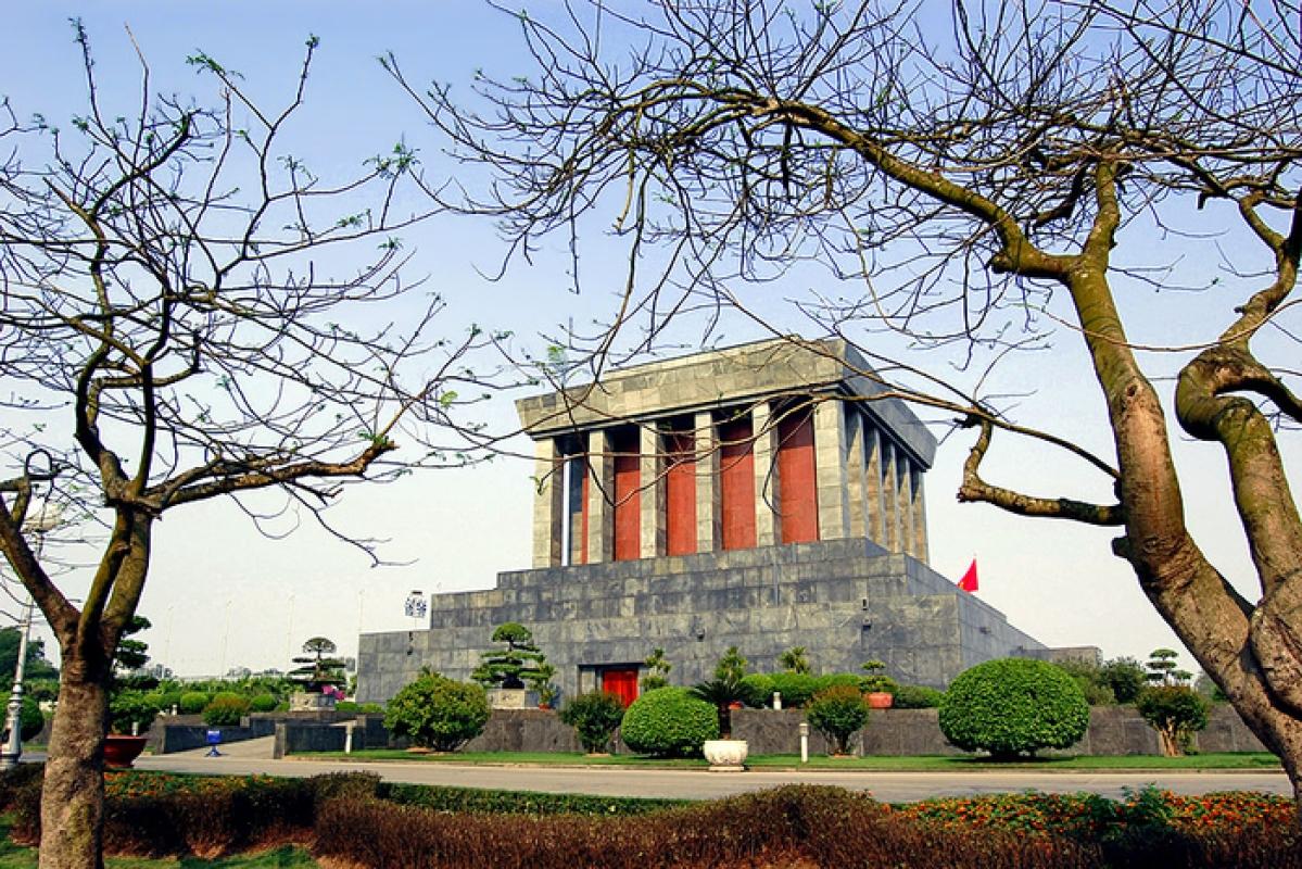 Hanoi City Tour – Street Food Adventure & Train Street Experience Hanoi City Tour – Street Food Adventure & Train Street Experience