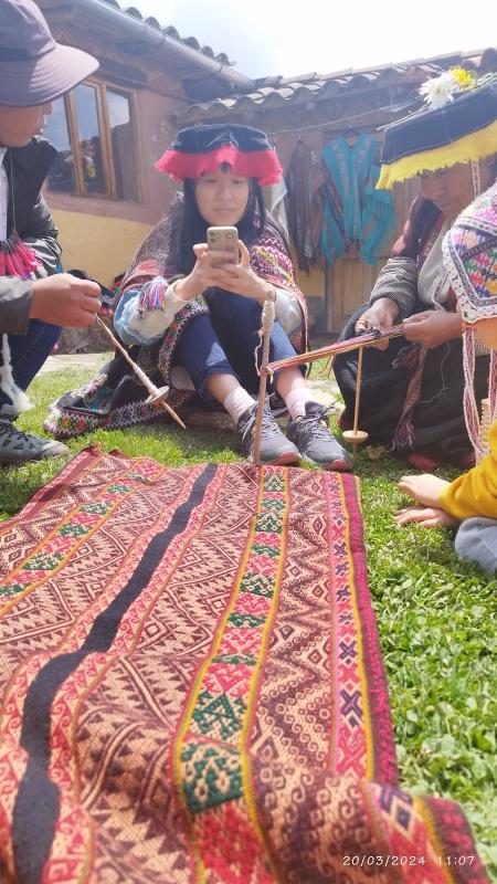 De la fibra al tejido: experiencia textil andina en comunidad Amaru De la fibra al tejido: experiencia textil andina en comunidad Amaru