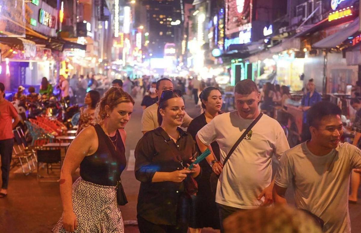 Saigon Night Street Food Tour – City Lights & Authentic Vietnamese Flavors Saigon Night Street Food Tour – City Lights & Authentic Vietnamese Flavors
