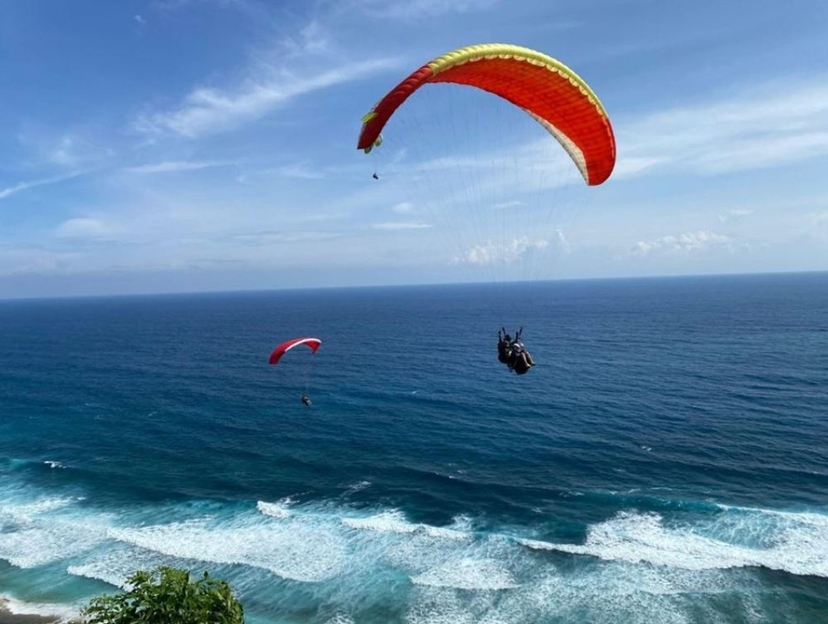 Uluwatu Paragliding Bali: Tandem Flight Over the Cliffs 4