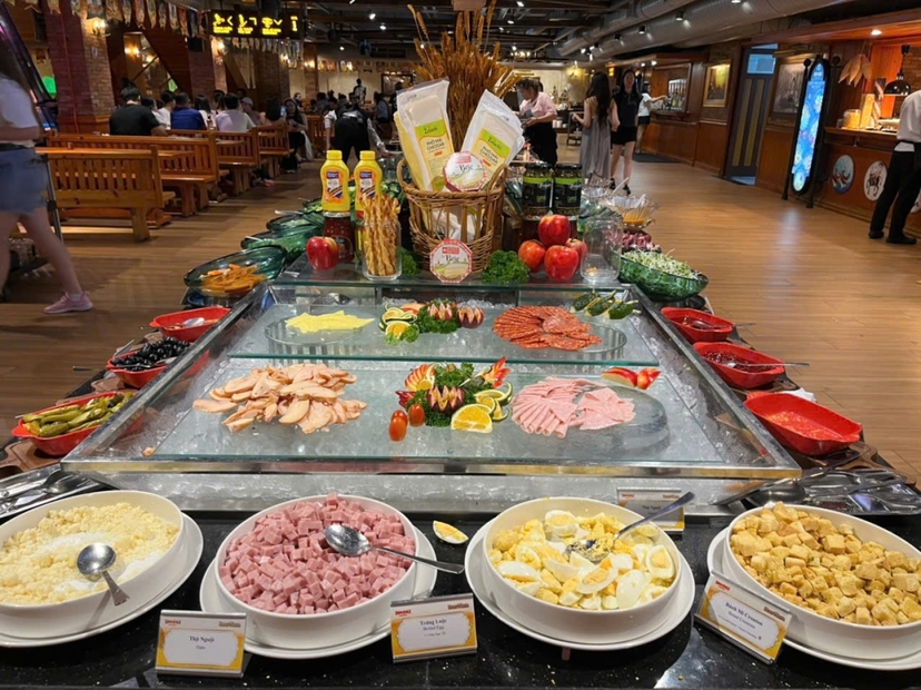 Da Nang: Ba Na Hills & Golden Bridge Sunset and Night Tour with Buffet Dinner 3