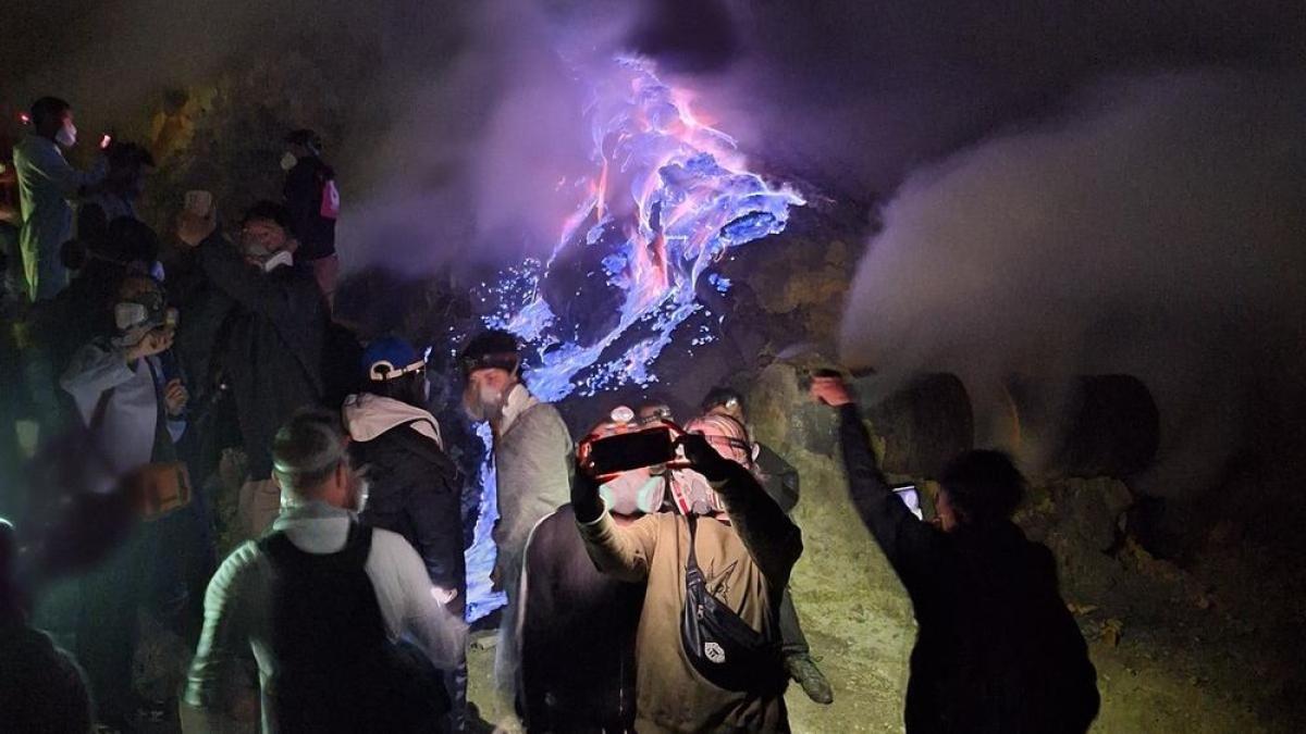 Banyuwangi Ijen Crater Midnight Adventure - Blue Fire Phenomenon and Sunrise View Banyuwangi Ijen Crater Midnight Adventure - Blue Fire Phenomenon and Sunrise View