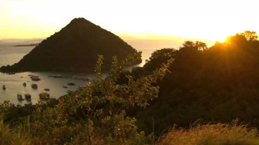 Labuan Bajo Day Tour: Melo Village, Batu Cermin & Rangko Caves, Sunset at Sylvia Hill 4
