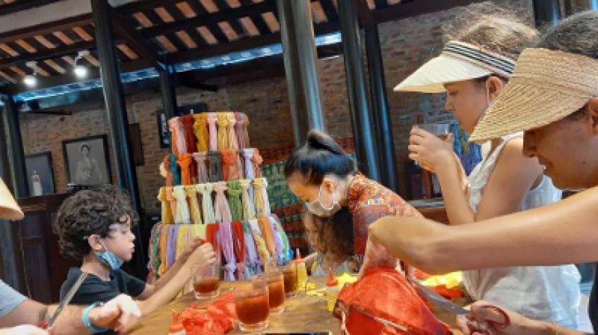Amber Silk & Lantern Making Tour Amber Silk & Lantern Making Tour