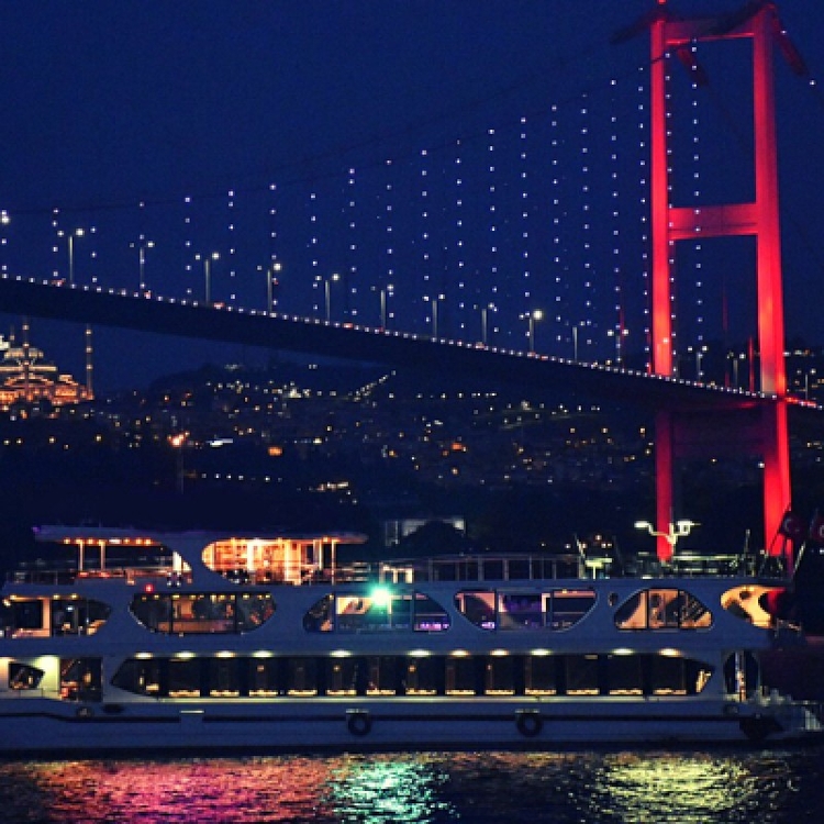 Legendary December Deals Istanbul Bosphorus Dinner Cruise / Unlimited local drinks (Alcohol and Soft Drinks)