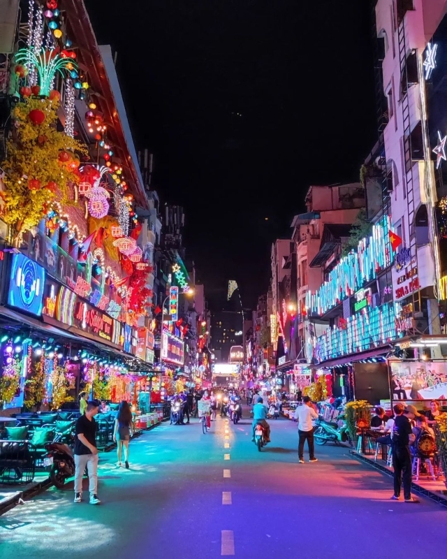 Saigon night life by vintage vespa