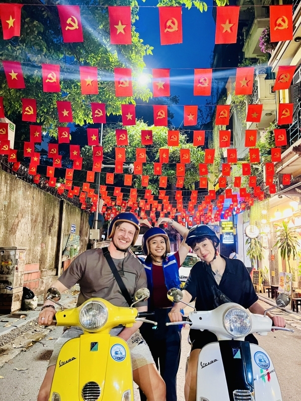 Hanoi Night Vibes: Immerse in Hanoi Local Life with Street Food 1