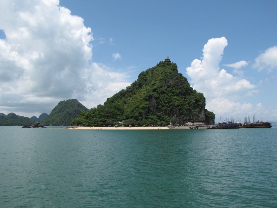 CATCH A GLIMPSE OF HALONG BAY WITH OVERNIGHT CRUISE 1