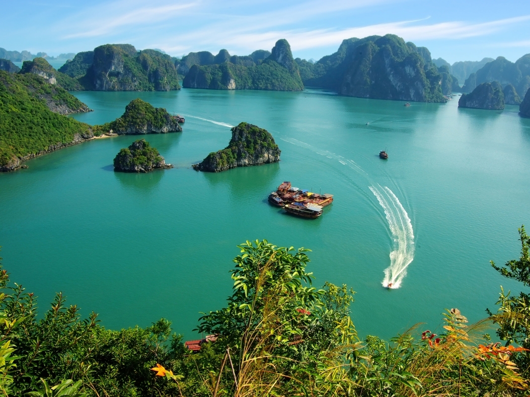 CATCH A GLIMPSE OF HALONG BAY WITH OVERNIGHT CRUISE 2