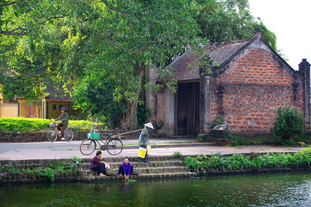 Full-Day Hanoi Jeep/Vespa/Motorbike Tour Explore Duong Lam Ancient Village 3