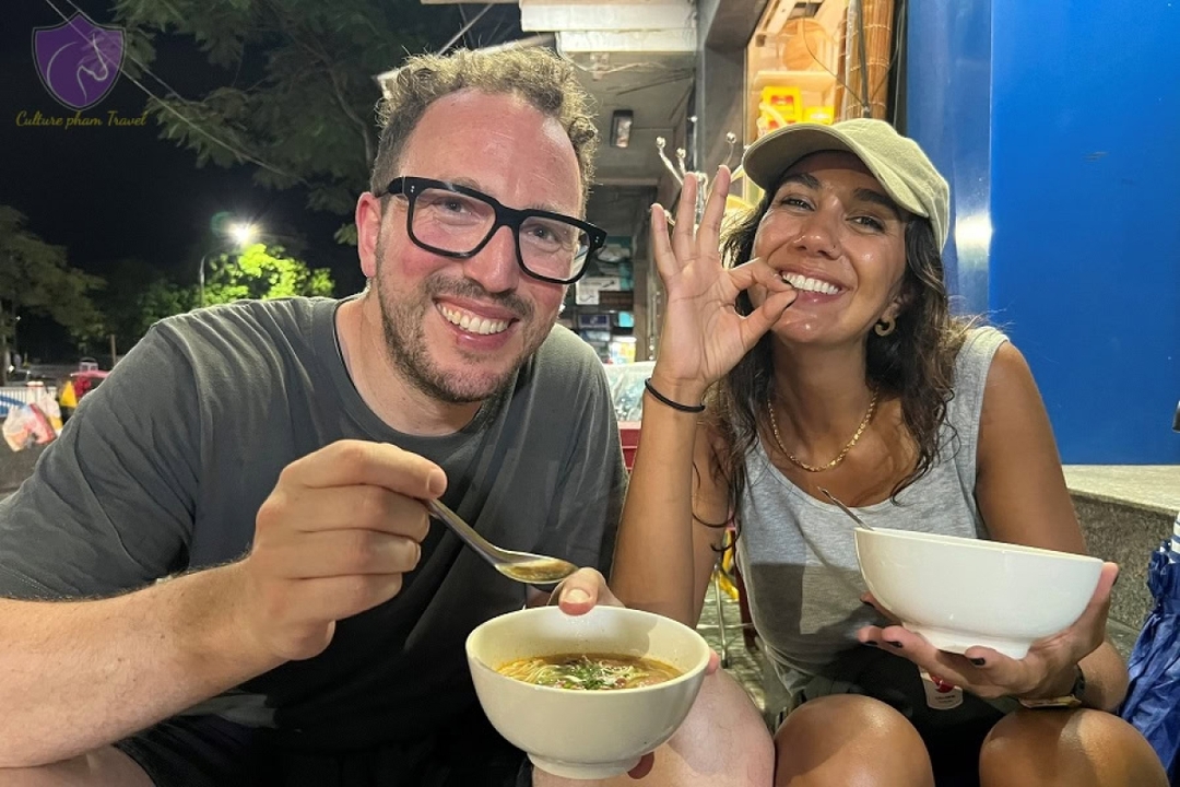 HUE NIGHT FOOD TOUR BY SANNA TOUR 4