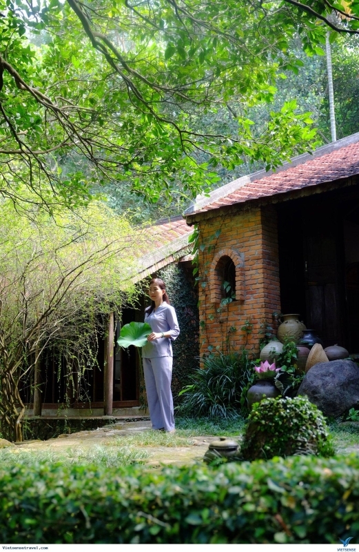 Traditional Vietnamese Costumes Experience at Dong Dinh Museum By Sanna Tour 7