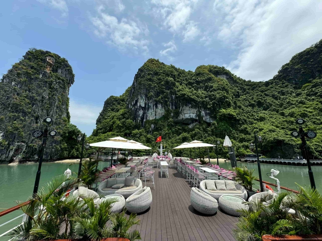 Iris Cruise – 1-Day Halong Bay Luxury Experience with Cave, Island & Live Music By Sanna Tour 3