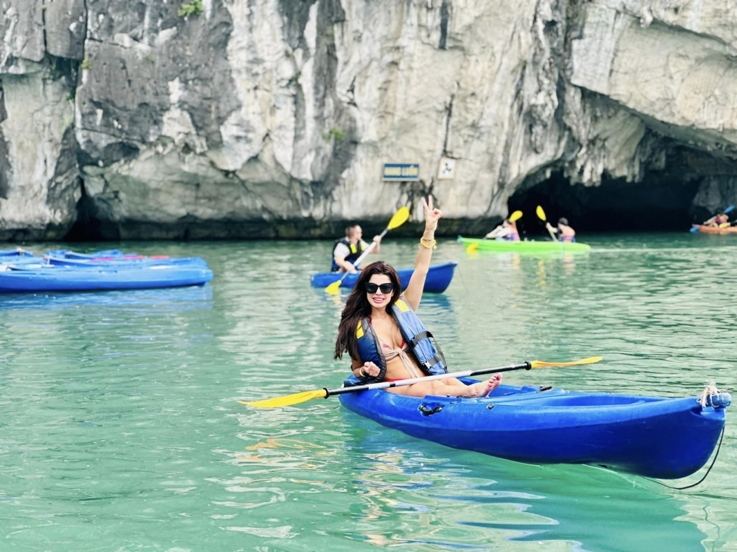 Iris Cruise – 1-Day Halong Bay Luxury Experience with Cave, Island & Live Music By Sanna Tour 7