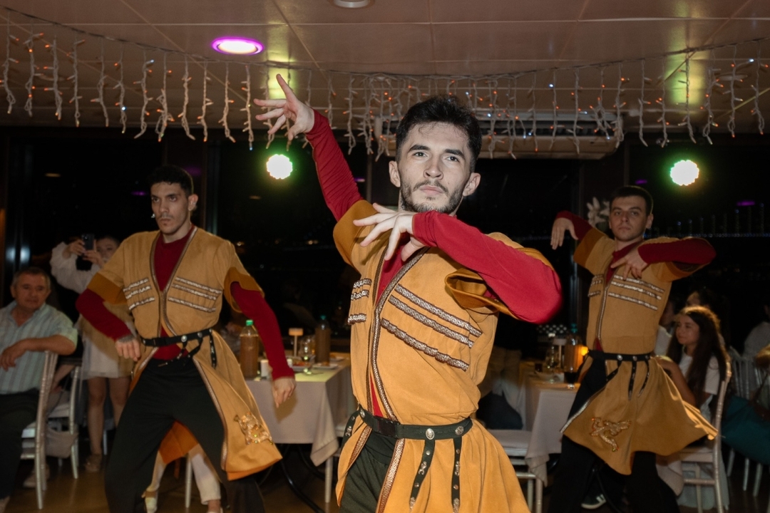 Istanbul Bosphorus Dinner Cruise & Turkish Night Show 9