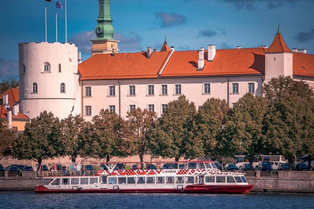 1h Riga River Tour by boat with bar and WiFi 2