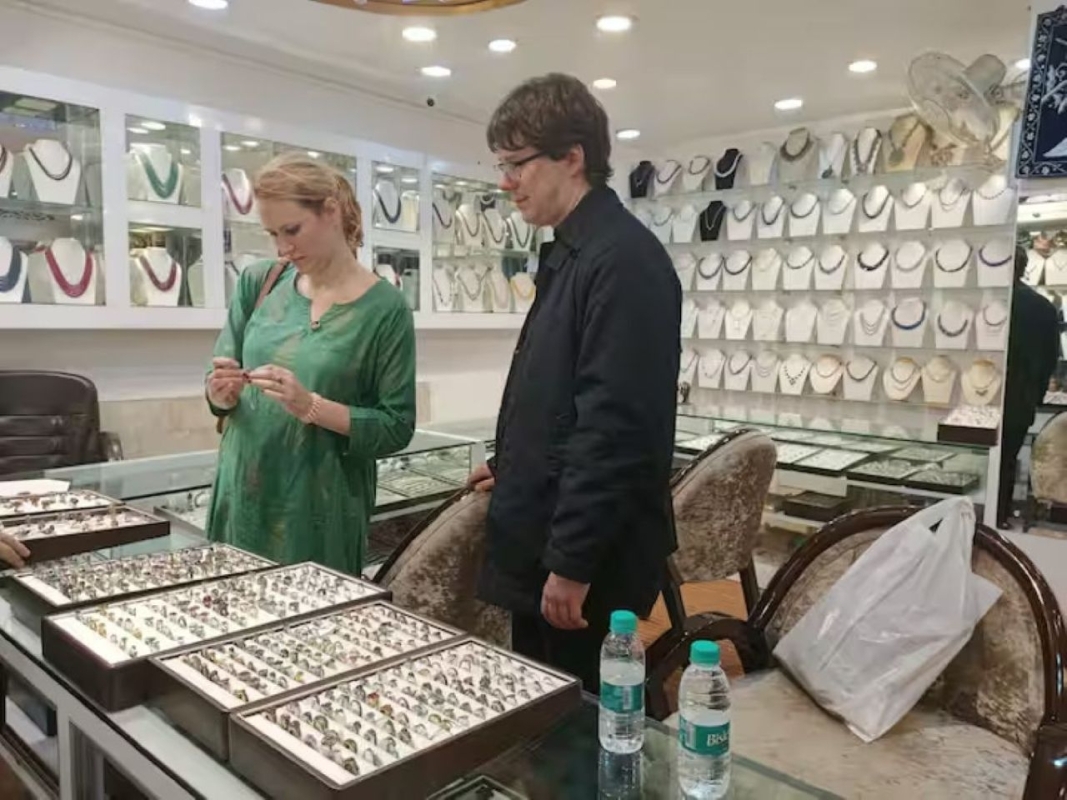 Delhi Private Shopping Tour with Local Guide & Hotel Pickup 2
