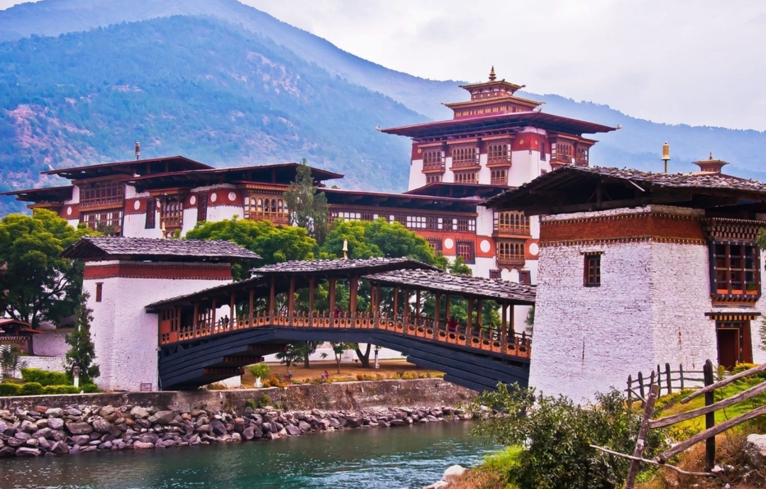 Enchanting Himalayas with Taj Mahal 6